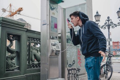 άνδρας συνέχεια θυμωμένος σε καρτοτηλέφωνο