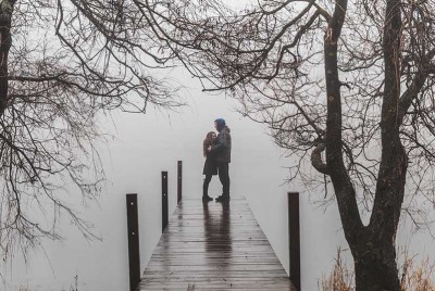 άντρας περπατάει σε ομιχλώδη δρόμο
