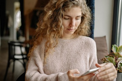 γυναίκα νιώθει άγχος μακριά από το smartphone της