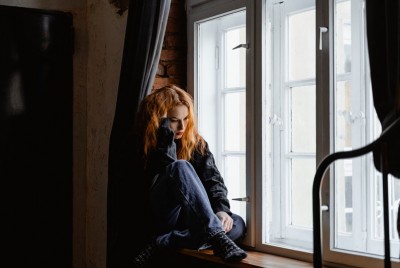 γυναίκα σκέφτεται πως μπορεί να διαχειριστεί τη σχέση με τα ναρκισσιστικά μέλη της οικογένειας