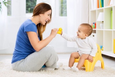 μωρό που κάθεται σε καρεκλάκι και μαθαίνει από τη μητέρα του που κάθεται ακριβώς απέναντι
