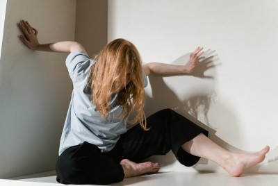 γροθιά δίπλα σε μία σαΐτα δείχνει την πάλη και την φυγή και τους νευρώνες σεροτονίνης που δίνουν την εντολή για την κατάλληλη αντίδραση