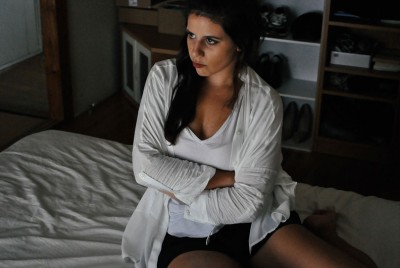 γυναίκα αναρωτιέται γιατί το μυαλό μας ψάχνει να ρίξει το φταίξιμο στους άλλους