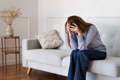 γυναίκα βλέπει τη θλίψη ως μέσο συναισθηματικής ενδυνάμωσης