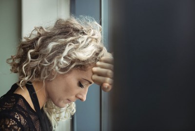 γυναίκα αναζητά τα αίτια της αυτοκαταστροφικής συμπεριφοράς