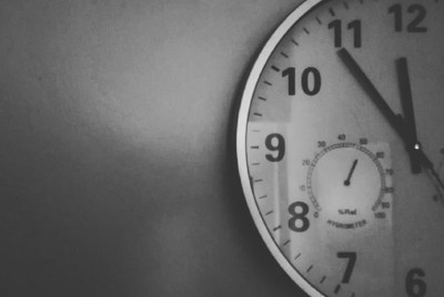 ρολόι τοίχου αφηγείται Ιστορίες εγκλεισμού