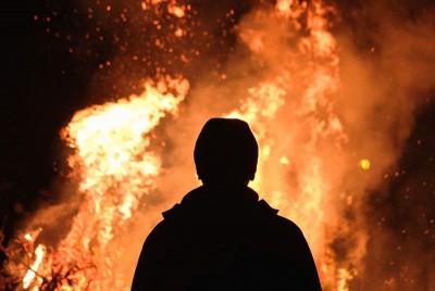άνδρας σε πυρκαγιά αναζητά Πρώτες Βοήθειες Ψυχικής Υγείας
