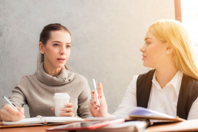 επικοινωνία δύο ατόμων ζωγραφισμένη με φούσκες σε ένα πίνακα