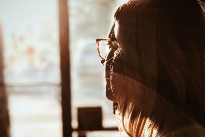 κοπέλα σκέφτεται ότι η κατάθλιψη ίσως είναι ο τρόπος του εγκεφάλου να μας πει ότι πρέπει να λύσουμε ένα πρόβλημα