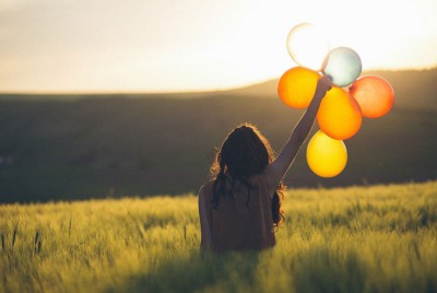 γυναίκα κυνηγά, ανακαλύπτει και κατασκευάζει την ευτυχία