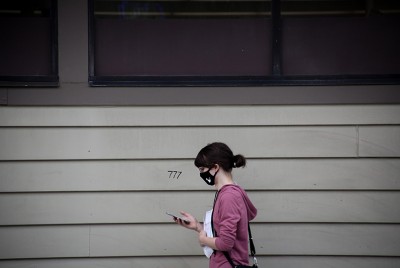 έφηβη γυναίκα επηρεάζεται ψυχικά απο τον Κορωνοϊό