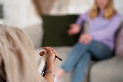 ψυχοθεραπεύτρια συνομιλεί με την θεραπευόμενή της