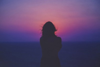 μια γυναίκα σκέφτεται ότι υπάρχει ακόμα πολύς δρόμος για την κατανόηση της διπολικής διαταραχής