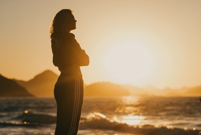 γυναίκα σκέφτεται τις Συμπεριφορές διαιώνισης του Άγχους