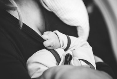 μωρό στην αγκαλιά της μητέρας του είναι προσκολλημένο πάνω της κάτι που επιδρά στον εγκέφαλό του