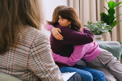 μια ψυχοθεραπεύτρια είναι χαρούμενη με τους θεραπευόμενούς της