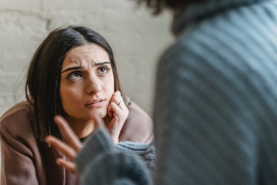 γυναίκα ξεκινά να αναγνωρίζει τη χειραγώγηση και να την αποφεύγει