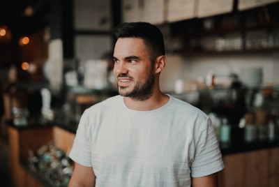 άνδρας βελτιώνει την αυτοεκτίμησή του με έναν απλό τρόπο: γίνεται ρεαλιστής