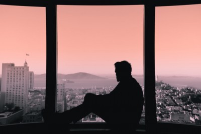 άνδρας αναρωτιέται πόση αβεβαιότητα αντέχει στην ζωή του