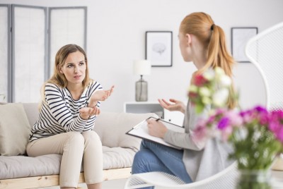 θεραπευόμενη συνομιλεί με την θεραπεύτριά της