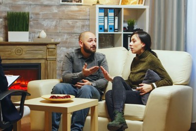 ζευγάρι σε συνεδρία που κάθεται σε καναπέ