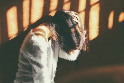 γυναίκα συνεχίζει τον φαύλο κύκλο της νευρωτικής ντροπής