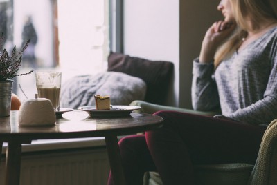 γυναίκα τρώει μικρότερη ποσότητα λόγω ανορεξίας