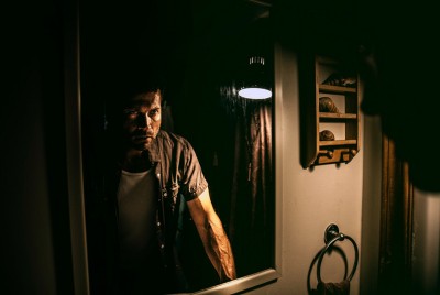 άντρας αναρωτιέται τι τον θυμώνει