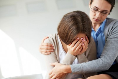 γυναίκα σπάει τη σιωπή της σεξουαλικής κακοποίησης στη θεραπεία