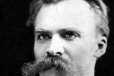 ο Friedrich Nietzsche κοιτάει αλλού για τη φωτογραφία