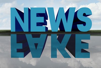 η λέξη News αντανακλάται ως Fake στο νερό