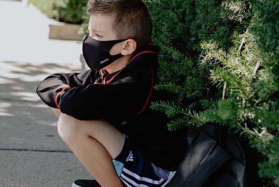 παιδί με αγωνίες και φόβους για την υγεία των μεγάλων