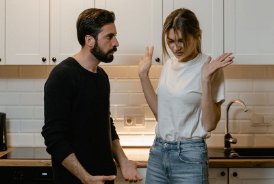 γυναίκα προστατεύεται από τη λεκτική βία του άνδρα