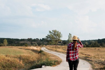 αναποφάσιστος άνδρας στέκεται μπροστά σε δύο μονοπάτια