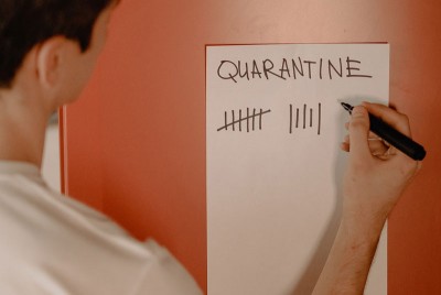 άνδρας σημειώνει τις ημέρες καραντίνας και τις επιπτώσεις του Κορωνοϊού στην ψυχική υγεία
