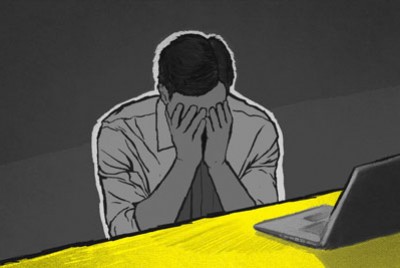 γυναίκα βρίσκεται πίσω από σπασμένα παράθυρα