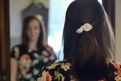 γυναίκα βλέπει τον εαυτό της δημιουργώντας νοητικές «selfie»