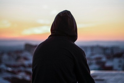 νέος άνδρας καθισμένος αναζητά τις Εφτά αιτίες φόβου που εξηγούν γιατί αποφεύγουμε κάποια πράγματα στη ζωή
