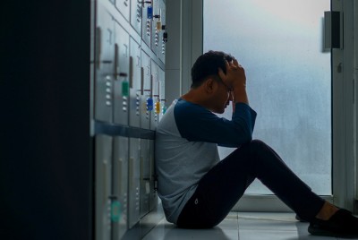 άνδρας βιώνει τις συναισθηματικές επιπτώσεις του άγχους στην καθημερινή ζωή