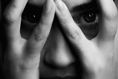 γυναίκα σκέφτεται πως να διαχειριστεί τον τρόμο