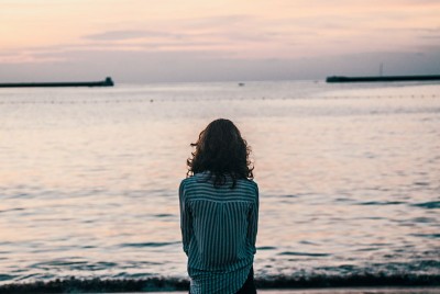 γυναίκα σκέφτεται τις σταγόνες της αδικίας