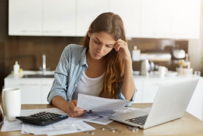 γυναίκα αντιμετωπίζει οικονομικό άγχος και επηρεάζει την ψυχική υγεία της