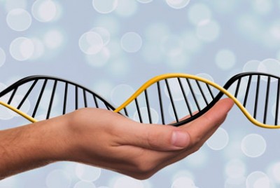 χέρι που κρατά την έλικα του DNA