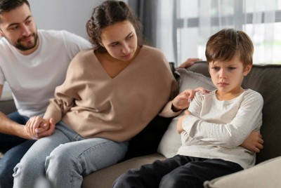 παιδί παρουσιάζει 13 ανησυχητικά σημάδια που ενδέχεται να σχετίζονται με την ψυχική ασθένεια