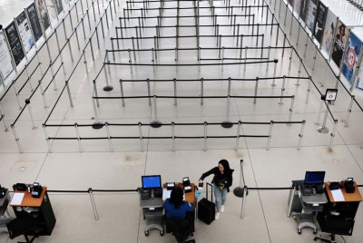 μια γυναίκα σε ένα αεροδρόμιο ξεκινάει την νέα εποχή και αναζητά την ανθρώπινη ελευθερία
