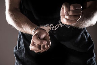 άντρας δεμένος με χειροπέδες