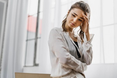 γυναίκα έχει το χαρακτηριστικό προσωπικότητας που σχετίζεται με τη χρόνια απογοήτευση