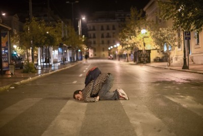 άνδρας έχει ξαπλώσει στη μέση μιας διάβασης πεζών