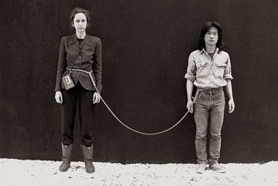 ο Tehching Hsieh δεμένος με την Linda Montano 