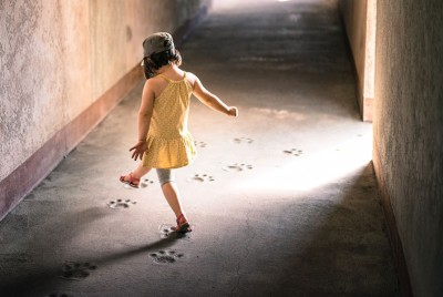μικρό παιδί αναρωτιέται για την εγκεφαλική ανάπτυξη και τη χρησιμότητά της